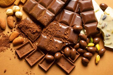  Beyaz çikolata. Sütlü ve fındıklı çeşitli çikolatalar.