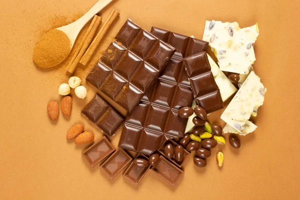 Fehér Csoki Különféle Csokoládék Tejjel Mogyoróval — Stock Fotó