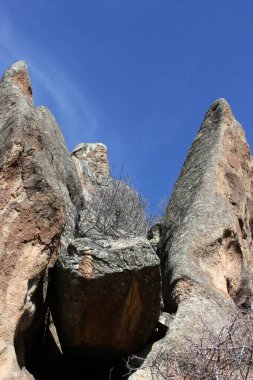 Uçurumlar ve mavi gökyüzü. Doğa arkaplanı.