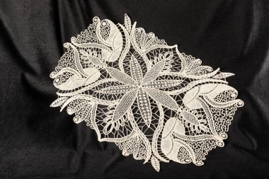 Siyah arkaplanda dekoratif dantel