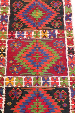 Yün örülmüş antika Türk halısı