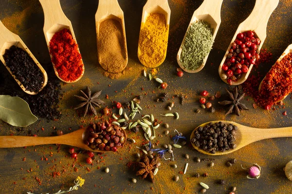 Kaşıktaki Çeşitli Baharatların Renkli Arkaplanı — Stok fotoğraf