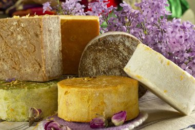 Çeşitli renklerde organik sabunlar