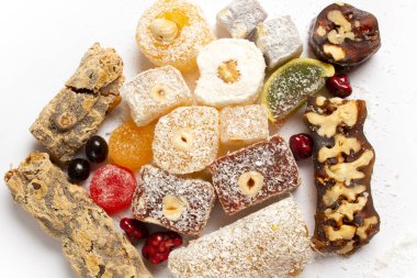 çeşitli Türk lezzetleri ve çikolata şekerleri