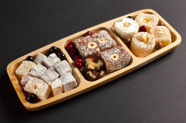 çeşitli Türk lezzetleri ve çikolata şekerleri