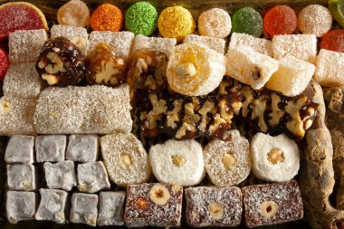 Tepside çeşitli Türk lezzetleri