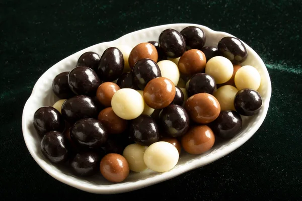 巧克力盖满了榛子 巧克力球 — 图库照片
