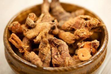 bambu tabakta zerdeçal kökleri