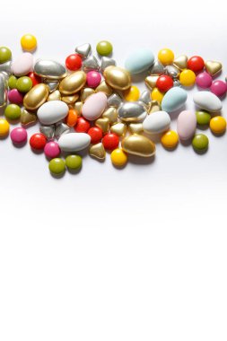 Beyaz arkaplanda renkli şekerler