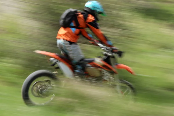 Rozmyty Obraz Motocyklistów Podczas Wyścigu Motocross — Zdjęcie stockowe