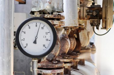 Sistemdeki basıncı ölçmek için basınç göstergesi