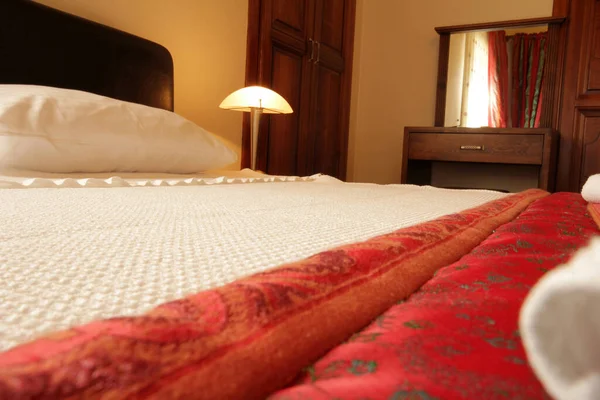 Closeup Shot Comfortable Hotel Bed — Fotografia de Stock