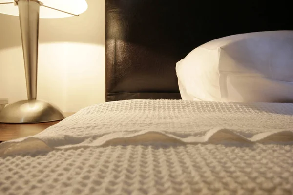 Closeup Shot Comfortable Hotel Bed — Fotografia de Stock
