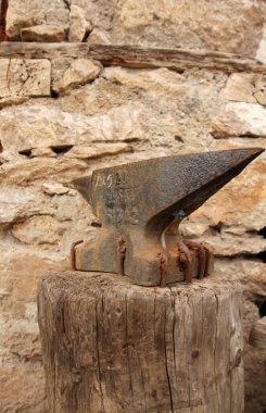 Demirci araçları ve demir nesneleri dövme eylemleri.