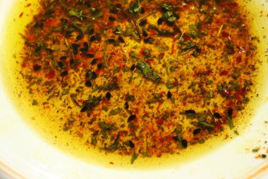 Zeytin yağı ve tabakta çeşitli baharatlar.