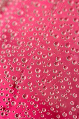 Yakın çekim su damlaları, pembe arkaplan
