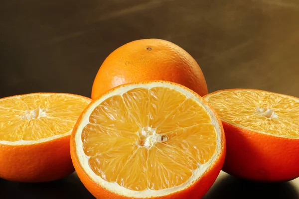 Стиглі Половини Цілі Апельсинові Скибочки — стокове фото
