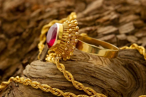 Gold Ring Red Stone Necklace — стоковое фото