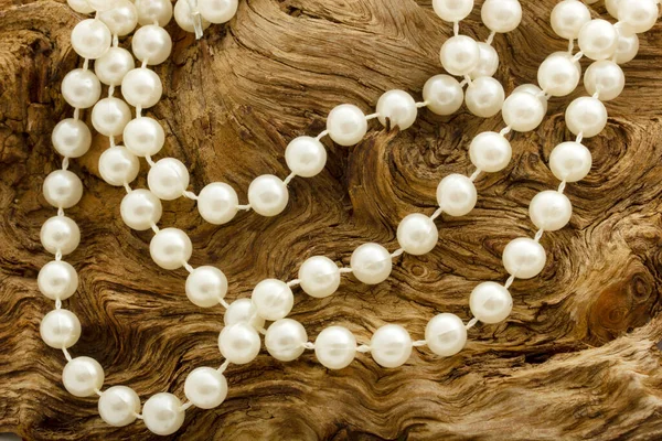 Perłowy Naszyjnik Drewnianym Tle — Zdjęcie stockowe