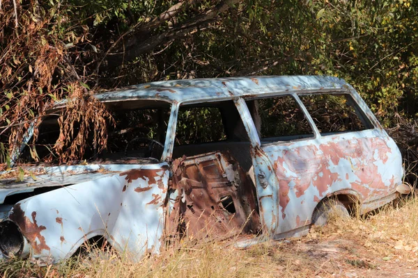 Rusty Old Car Wreck Slowly Falling Apart — Stockfoto