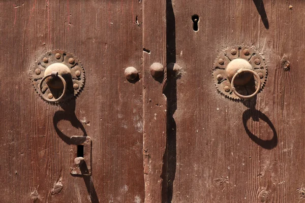 Rusty Old Knocker Weathered Wooden Door — Stockfoto