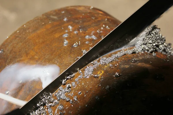 自动带锯机锯切金属工件 从冷却水管供应乳化液的润滑性 — 图库照片