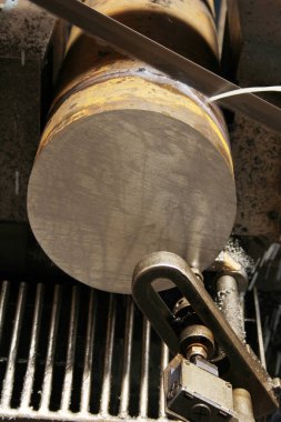 Metal iş parçası testere otomatik şerit testere. Soğutma borulardan kayganlığı emülsiyon sağlanan.