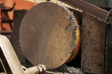 Otomatik şerit testere metal iş parçası testere ile kesme.