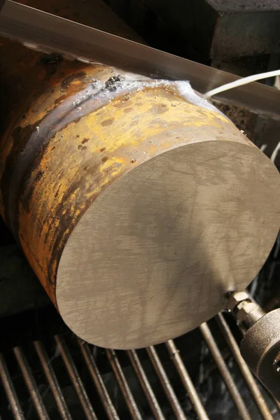 Metal iş parçası testere otomatik şerit testere. Soğutma borulardan kayganlığı emülsiyon sağlanan.