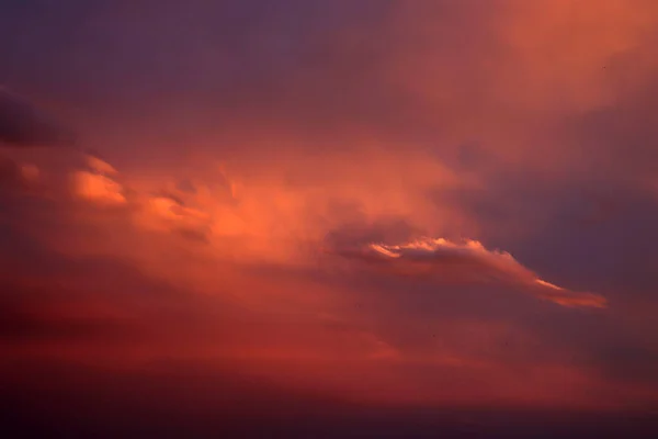 Κόκκινα Σύννεφα Στο Ηλιοβασίλεμα Δραματικός Ουρανός Ηλιοβασίλεμα — Φωτογραφία Αρχείου