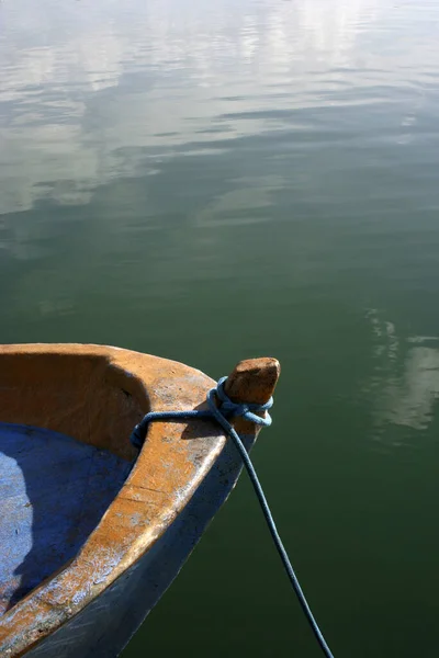 Barco Pesca Ancorado Pelo Lago — Fotografia de Stock