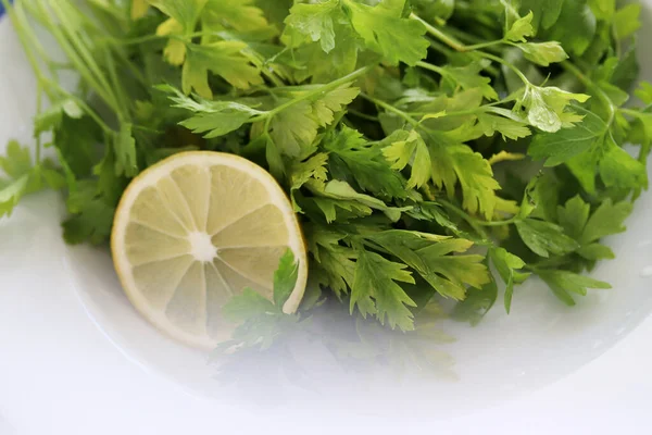 Una Pizca Perejil Una Rodaja Limón Plato Blanco — Foto de Stock