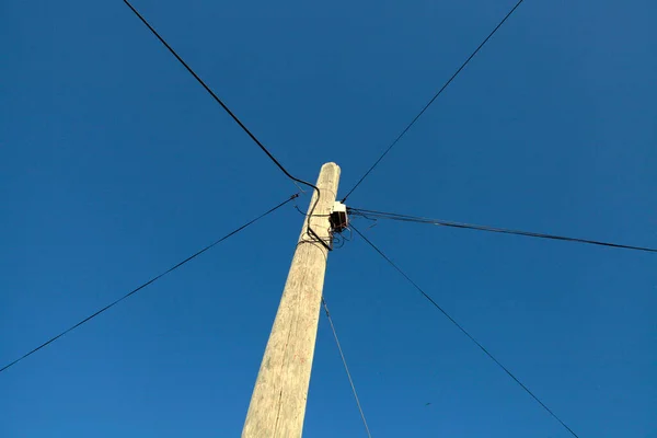 晴天里的电线杆和电线 蓝天为背景 — 图库照片