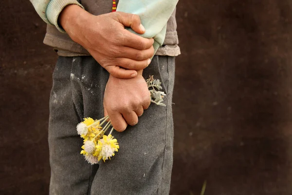 Boy Holding Yellow Flowers Poverty — Stock Photo, Image