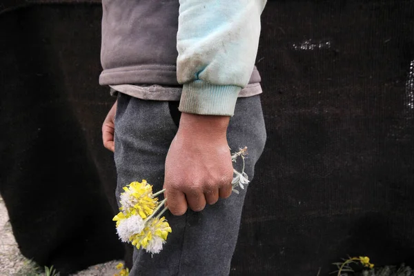 Boy Holding Yellow Flowers Poverty — Stock Photo, Image