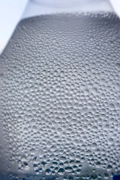 Kalte Oberfläche Der Wasserflasche Mit Perlenden Blasen Makroschuss — Stockfoto
