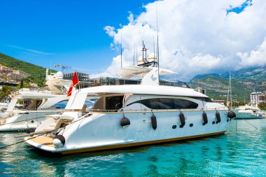 Budva, Karadağ - 30 Haziran 2021: Budva limanının güzel panoramik yaz manzarası