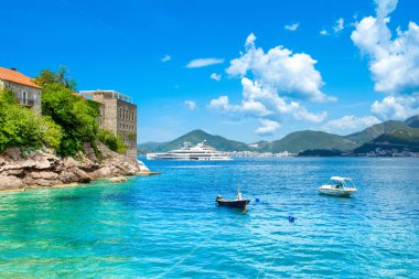 Karadağ 'ın Budva Riviera kentindeki Adriyatik kıyılarının güzel yaz manzarası