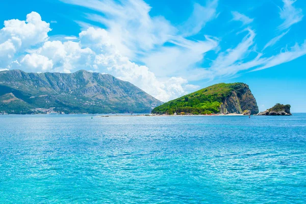 Karadağ 'ın Sveti Nikola Adası manzaralı, Budva Riviera' daki Adriyatik kıyılarının güzel panoramik yaz manzarası