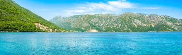 Kotor Körfezi kıyı şeridinin Pamoramik yaz manzarası - Boka Körfezi, Karadağ