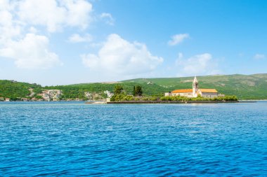 Kotor Körfezi sahil şeridinin manzarası, Karadağ 'ın Sveti Marko Adası' ndaki Merhametli Hanımefendimiz 'e bakıyor.