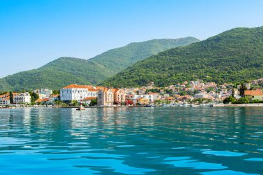 Kotor Körfezi kıyısındaki Tivat 'ta Boka Körfezi, Karadağ
