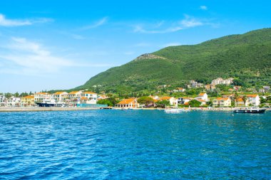 Herceg Novi, Karadağ - 28 Haziran 2021: Poronovi Marina 'nın lüks yatları ve Boka Körfezi kıyılarındaki güzel rıhtım evleri 