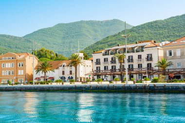 Tivat, Karadağ - 16 Temmuz 2021: Kotor Körfezi kıyısındaki Tivat 'ta Picturesque rıhtımı - Boka Körfezi