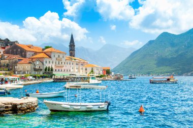 Perast, Karadağ - 30 Ağustos 2021: Karadağ 'ın Kotor Körfezi kıyısındaki tarihi Perast kasabasıyla güzel bir yaz manzarası