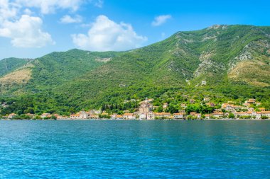 Kotor Körfezi kıyısındaki tarihi Prcanj kasabasının panoramik manzarası, Karadağ 'ın Kutsanmış Bakire Meryem' in Doğumu Kilisesi 'ne bakıyor. 