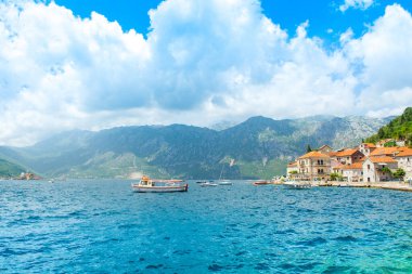 Perast, Karadağ - 26 Ağustos 2021: Karadağ 'ın Kotor Körfezi kıyısındaki tarihi Perast kasabasıyla güzel bir yaz manzarası 