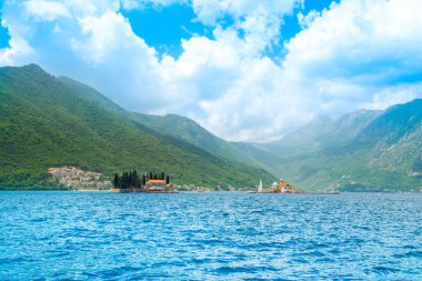 Kotor Körfezi kıyı şeridinin panoramik manzarası - Boka Körfezi, Karadağ 'daki adalardaki Romalı Katolik Meryem Kilisesi ve Aziz George Benedictine manastırı manzaralı