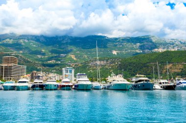 Budva, Karadağ - 30 Haziran 2021: Budva limanının güzel panoramik yaz manzarası