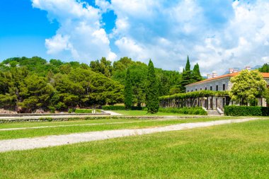 Eski yazlık konutun panoramik yaz manzarası Villa Milocer Adriyatik Denizi manzaralı güzel yeşil Royal Park